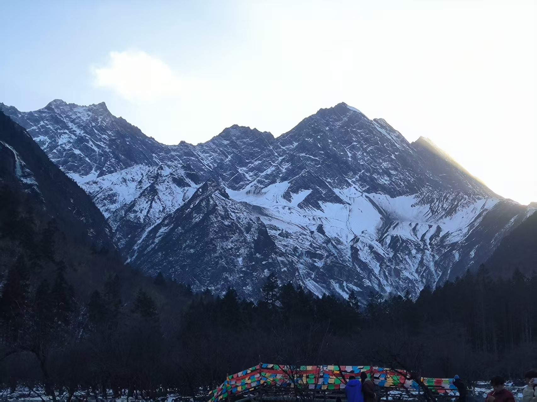 在飞天瀑布拍的雪山